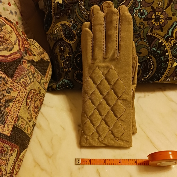 NWOT Isotoner Taupe Driving Gloves, Size Medium - Picture 5 of 7